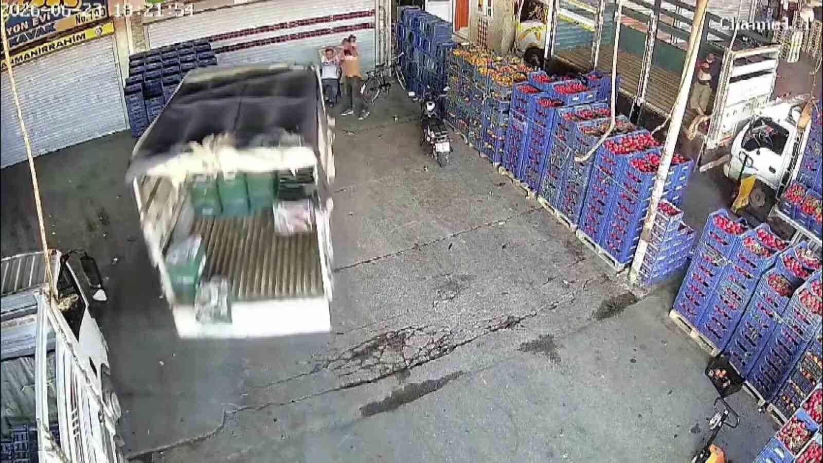 Adana'da kamyonetin çarptığı kişi yaralandı