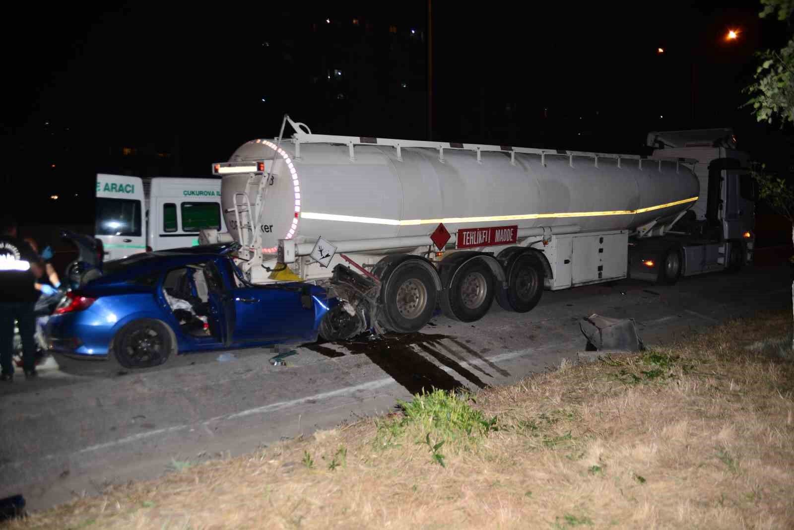 Adana'da otomobil tıra çarptı: 1 ölü, 2 yaralı