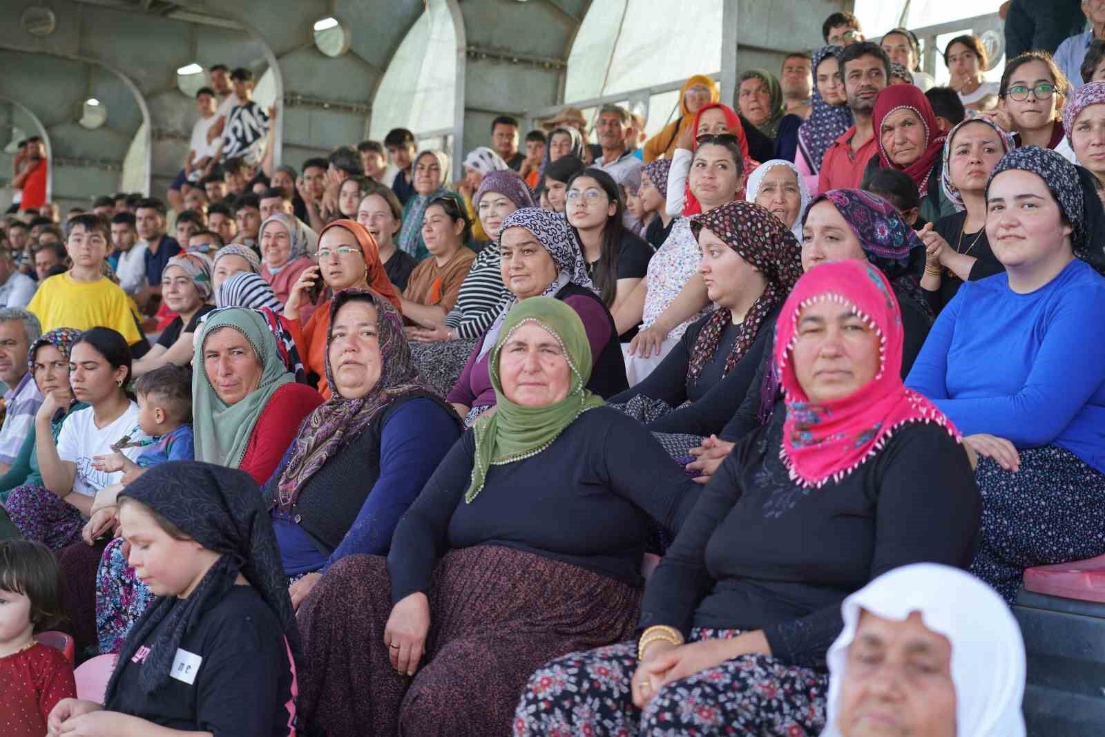 Erdemli'de futbol şöleni: Tribünlerde kadın gücü