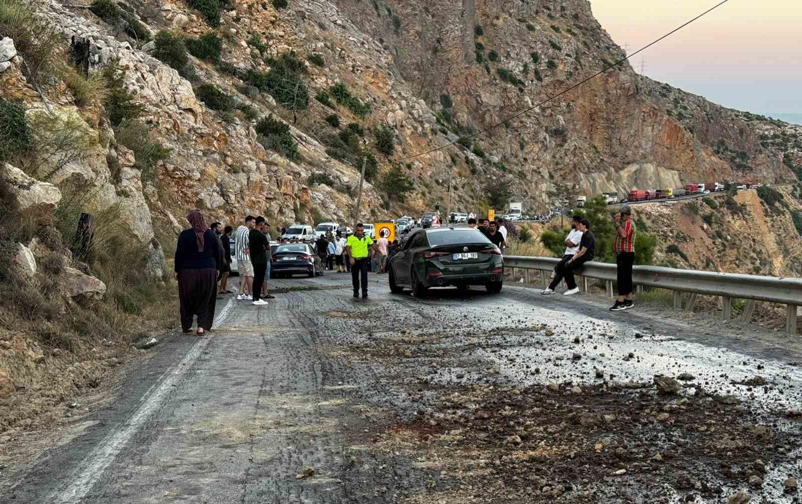 Mersin'de yola akan mazot zincirleme kazaya neden oldu, 4 araç birbirine girdi