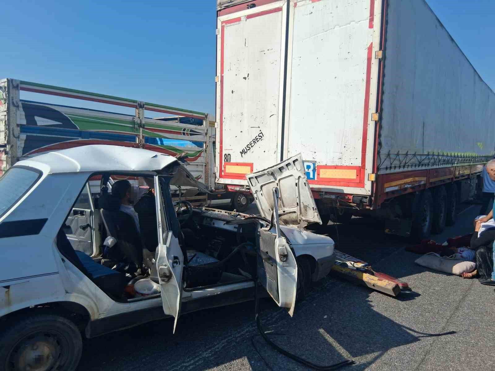 Osmaniye'de otomobil tıra çarptı: 3'ü çocuk 5 yaralı