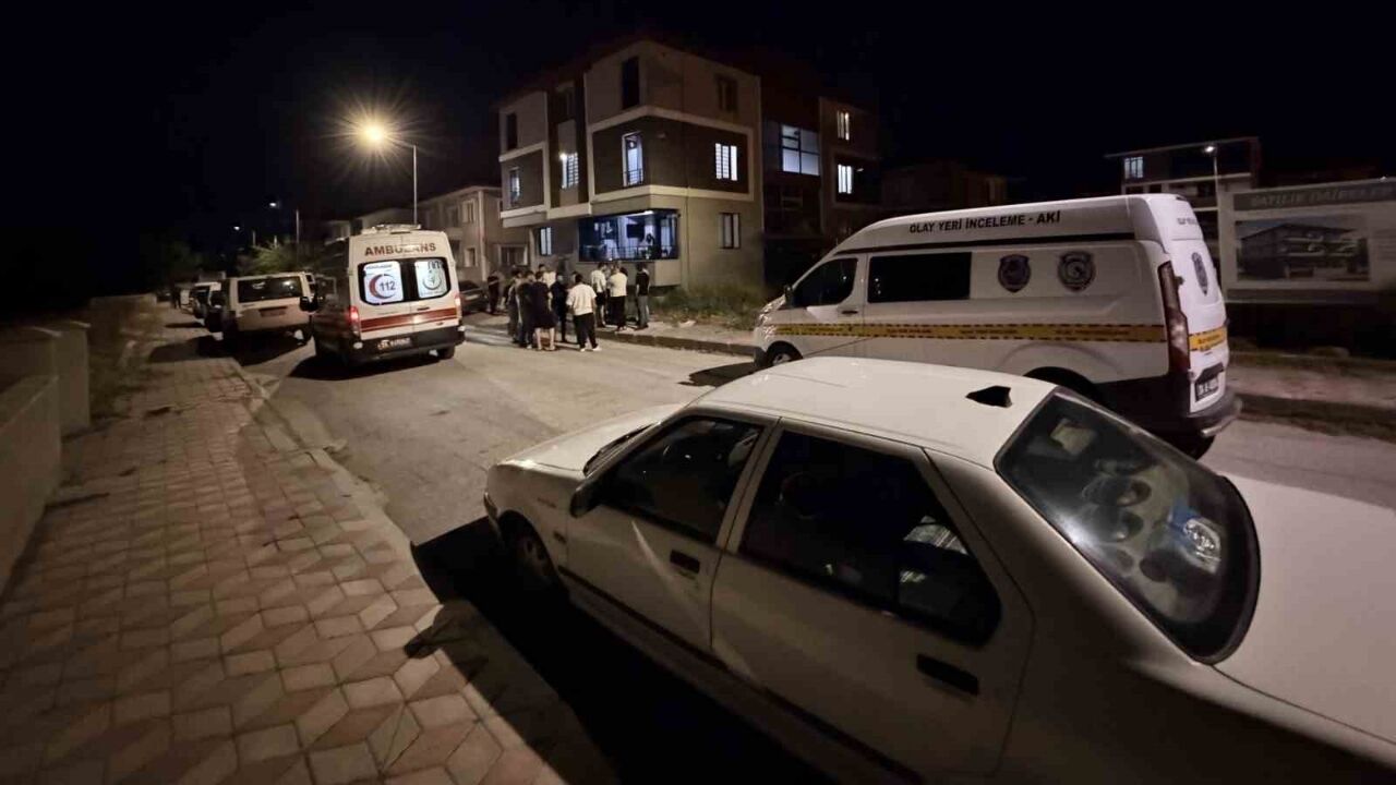 Eski eşini ve evdeki erkeği tüfekle vurdu! Polise gidip teslim oldu