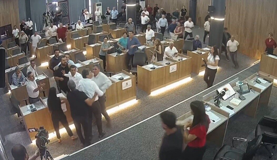 Toroslar Belediyesi Meclisi'ndeki gerginliğin görüntüleri ortaya çıktı