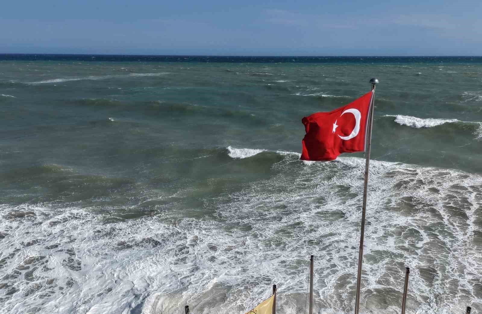 Doğu Akdeniz'de kuvvetli rüzgar: Dalgalar kıyıları dövüyor