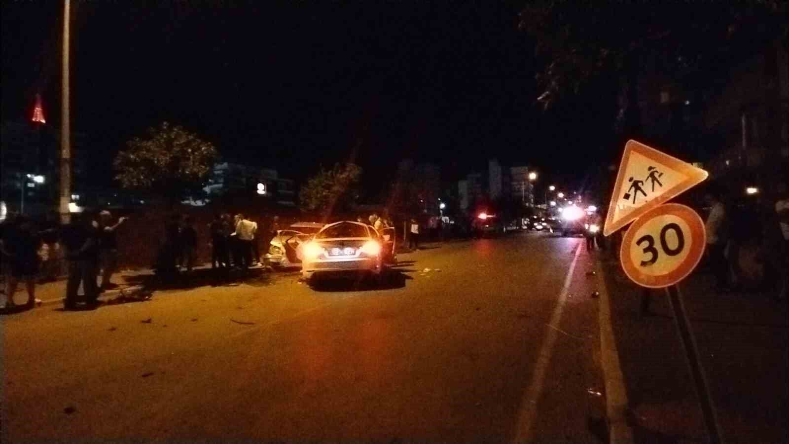 Kavşakta feci kaza: 3 otomobil hurdaya döndü, 7 kişi yaralandı