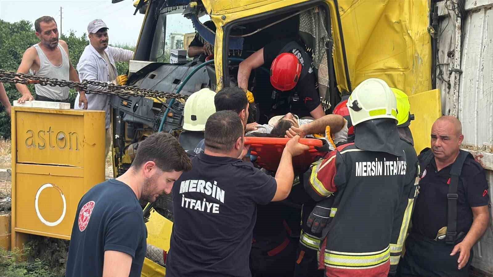 Mersin'de tırlar kafa kafaya çarpıştı: 1 ölü, 2 yaralı