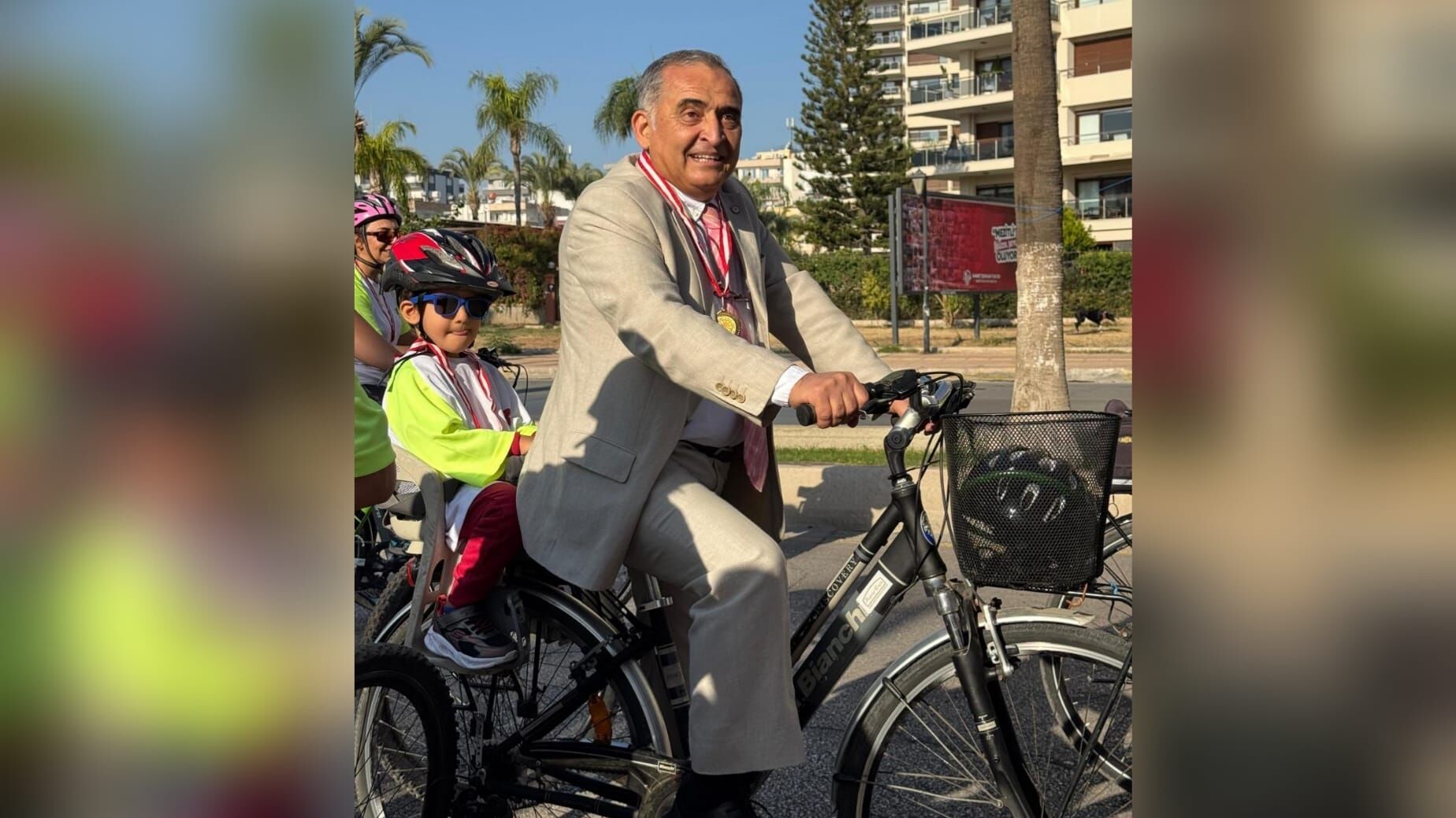 Çarşının Bisikletli Başkanı Herkesi Şaşırtıyor