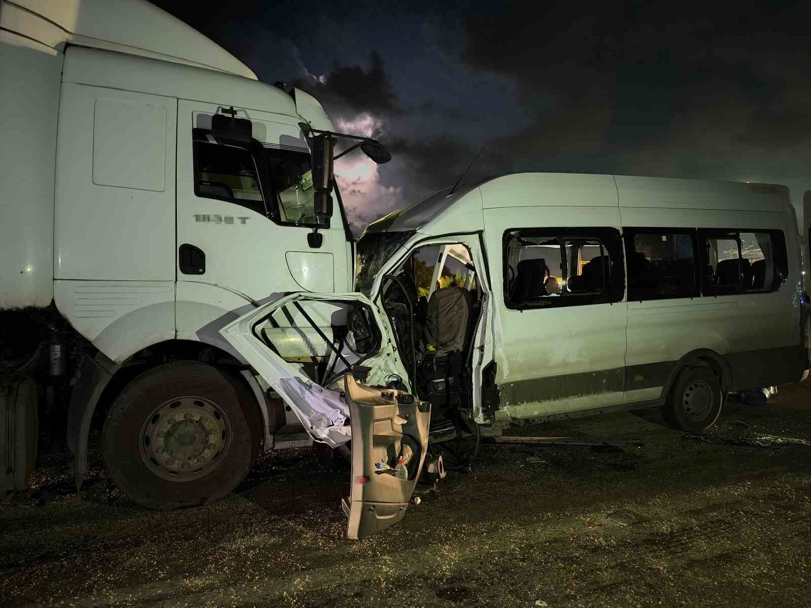 Hatay'da işçi servisi tırla kafa kafaya çarpıştı: 1 ölü, 15 yaralı