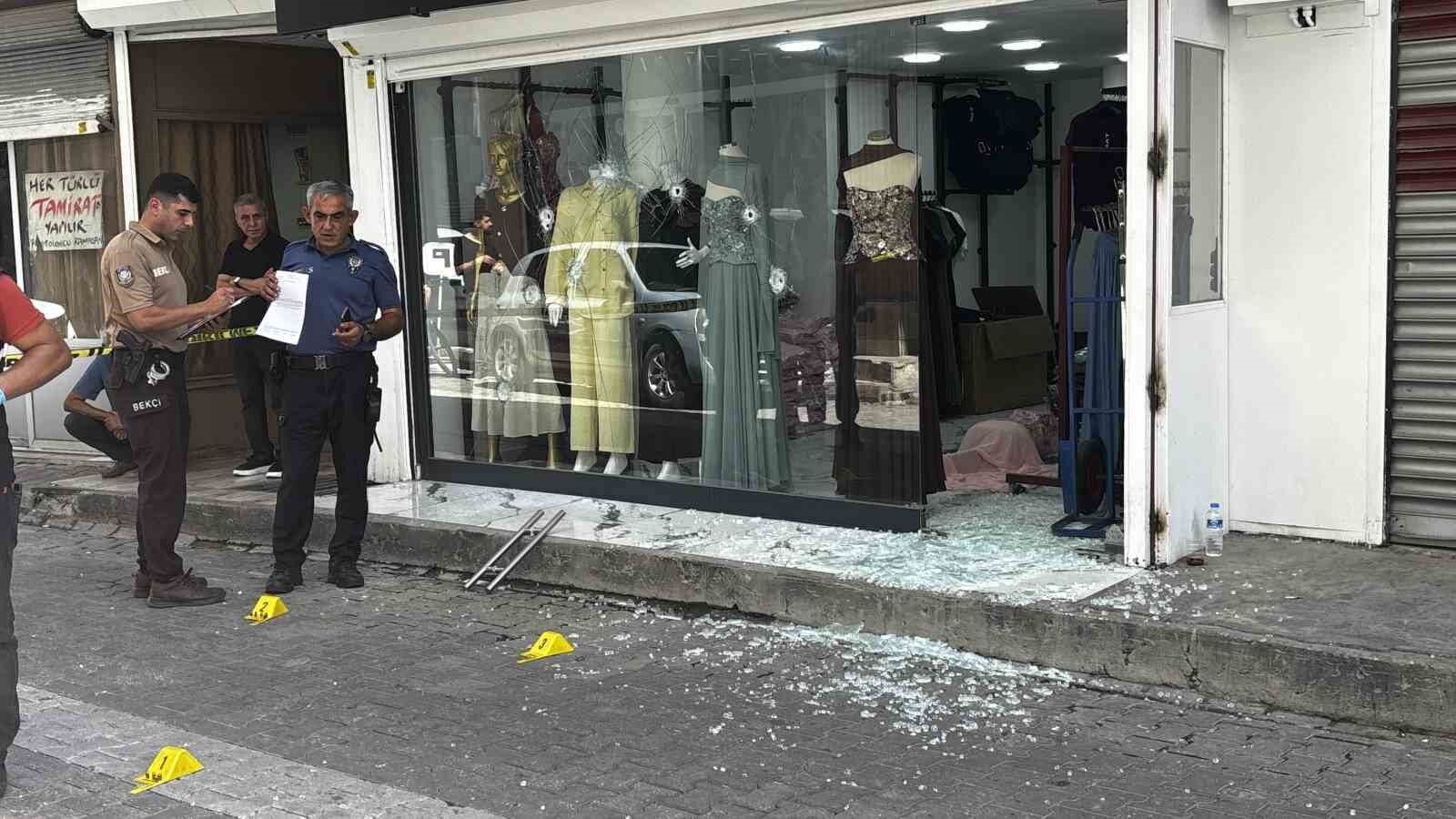 Adana'da iş yerine silahlı saldırı: Cama 9 kurşun isabet etti