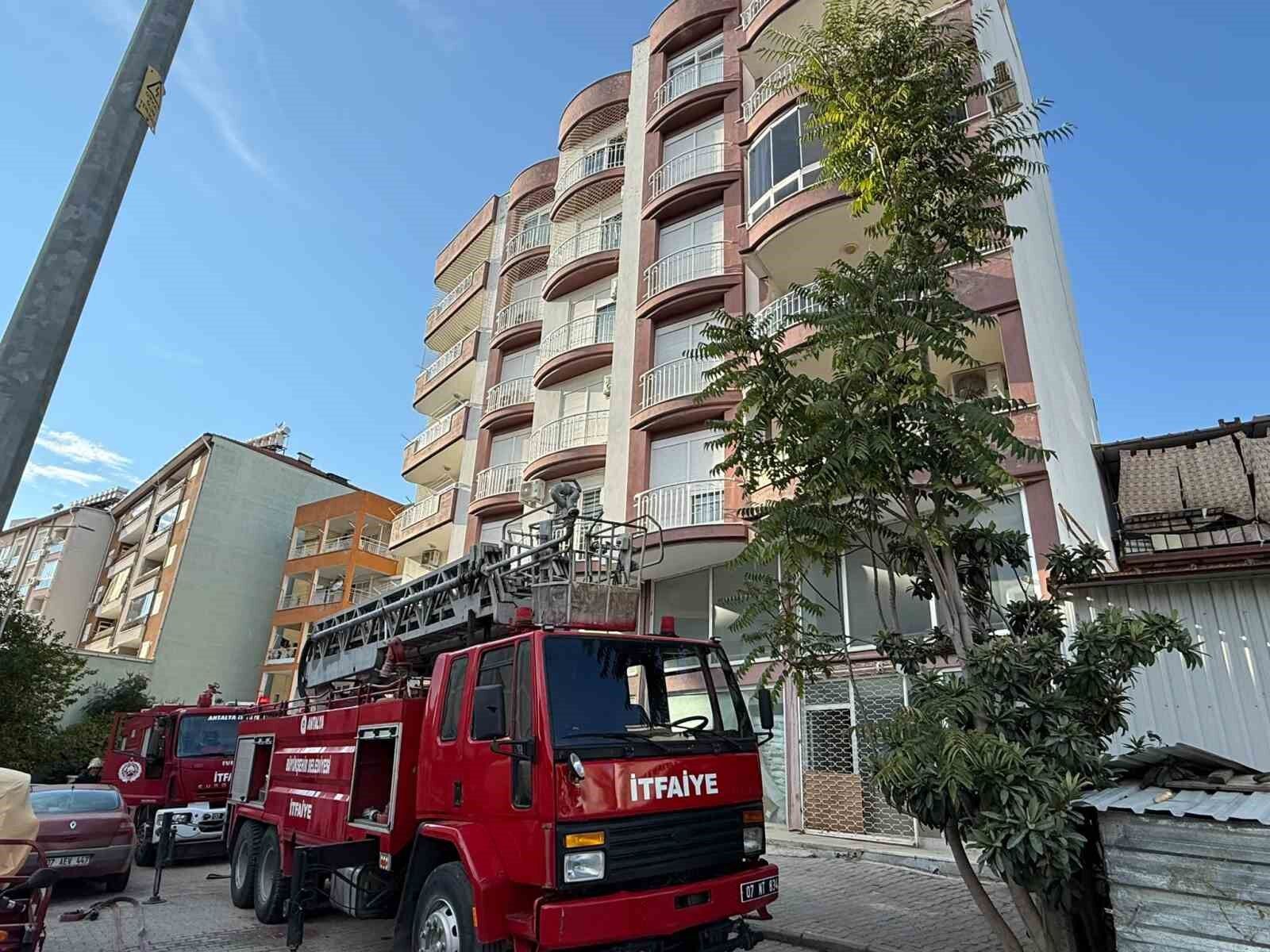 Antalya'da balkonda çıkan yangın korkuttu
