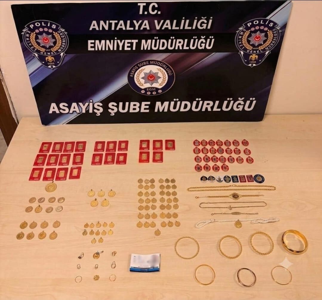 Antalya'da kendisini komiser olarak tanıtıp 3 milyon TL'lik ziynet eşyası dolandırdılar