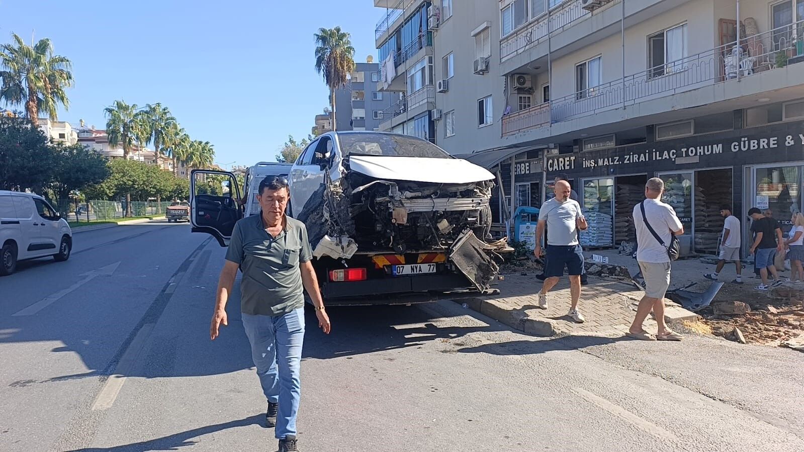 Antalya'da otomobil önce yayaya çarptı ardından otobüs durağına daldı: 3 yaralı