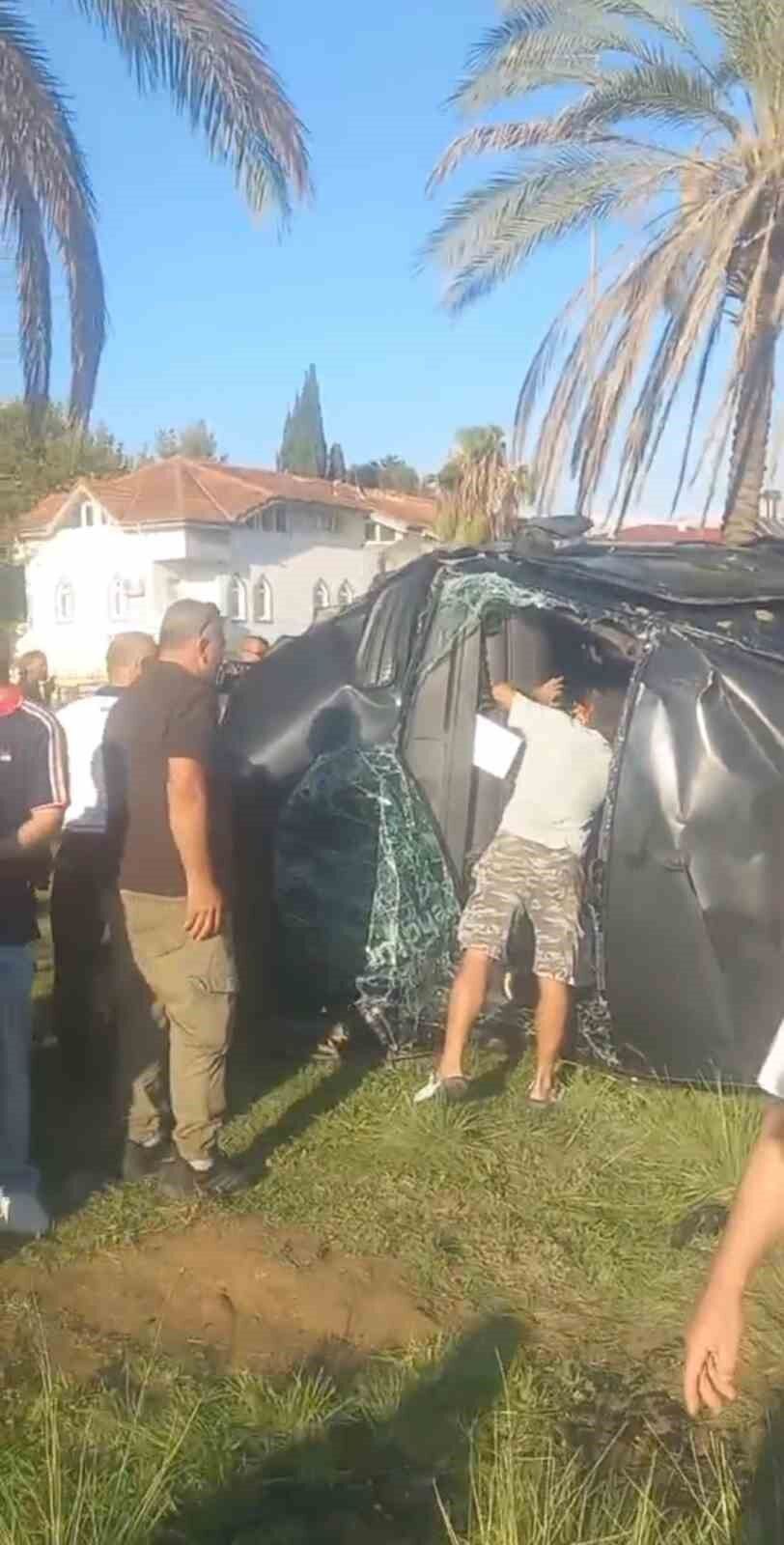 Antalya'da tur minibüsü, kamyonet ve otomobil çarpıştı: 15'i turist 17 yaralı