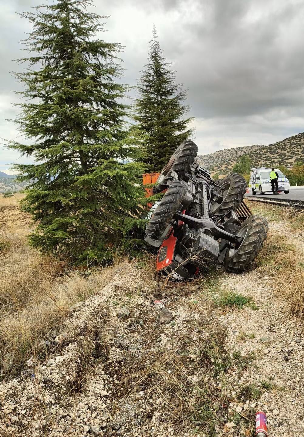Burdur'da traktör devrildi, sürücüsü yaralandı
