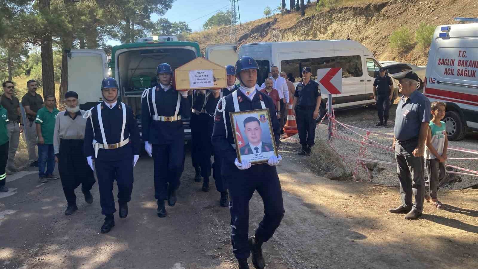 Fahri Ateş, memleketinde gözyaşlarıyla uğurlandı