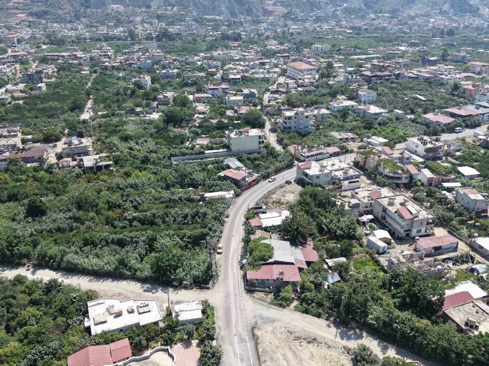 HBB'den Samandağ Sutaşı'nda 1,1 kilometrelik yolda beton asfalt çalışması