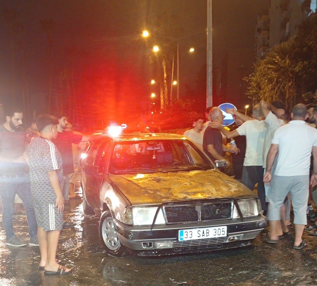 Mersin'de seyir halindeki otomobil alevlere teslim oldu