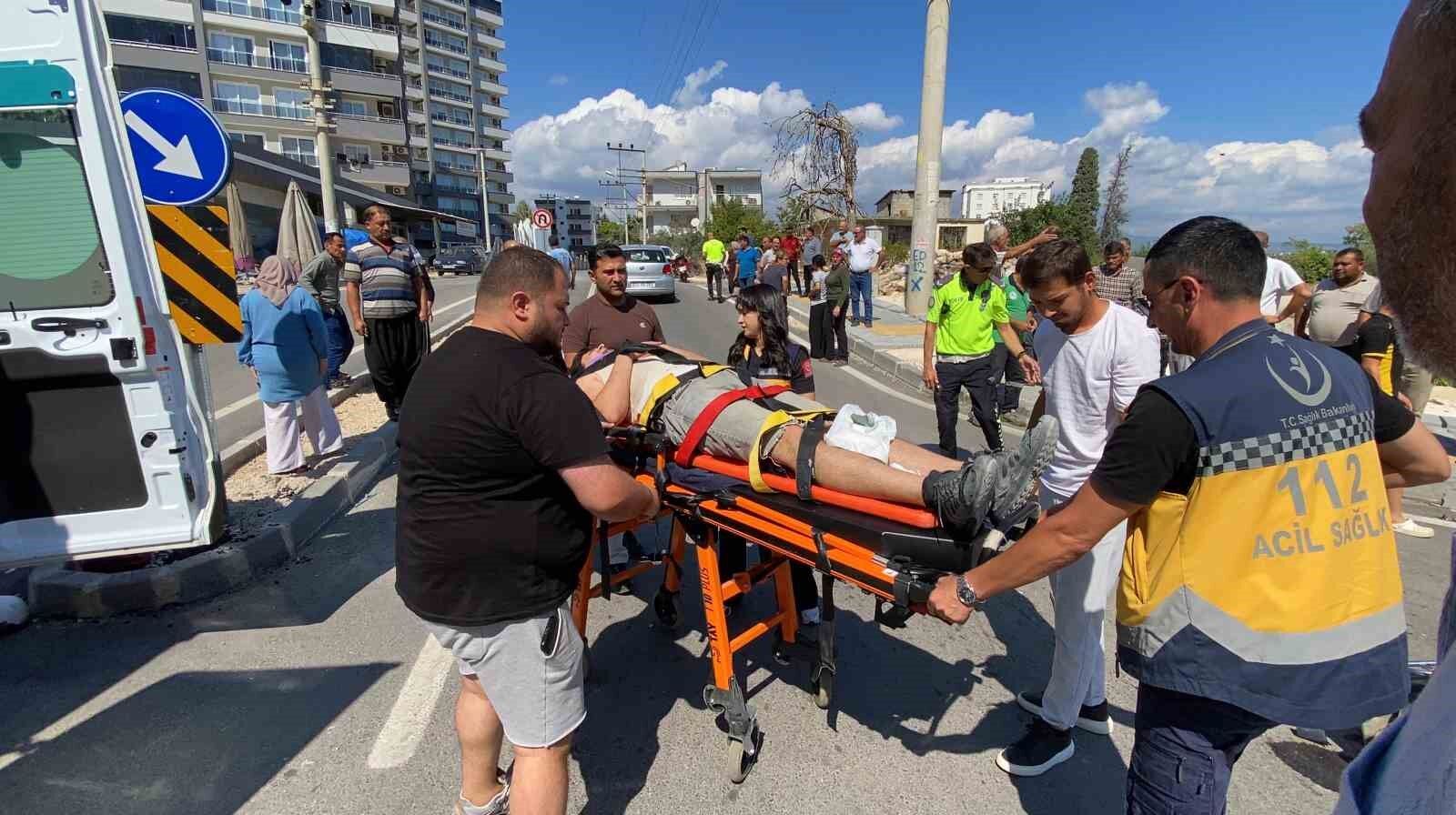 Motosiklet kavşakta dönüş yapan otomobille çarpıştı: 2 yaralı