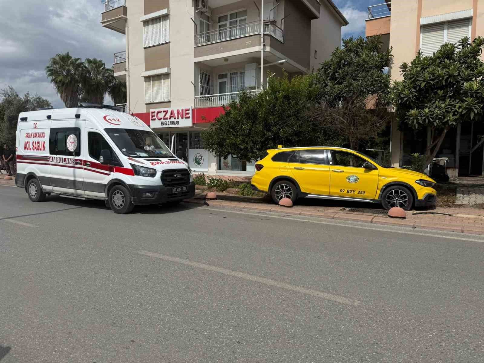 Serik'te taksi ile hafif ticari araç çarpıştı, mahalleli kavşağa önlem alınmasını istedi