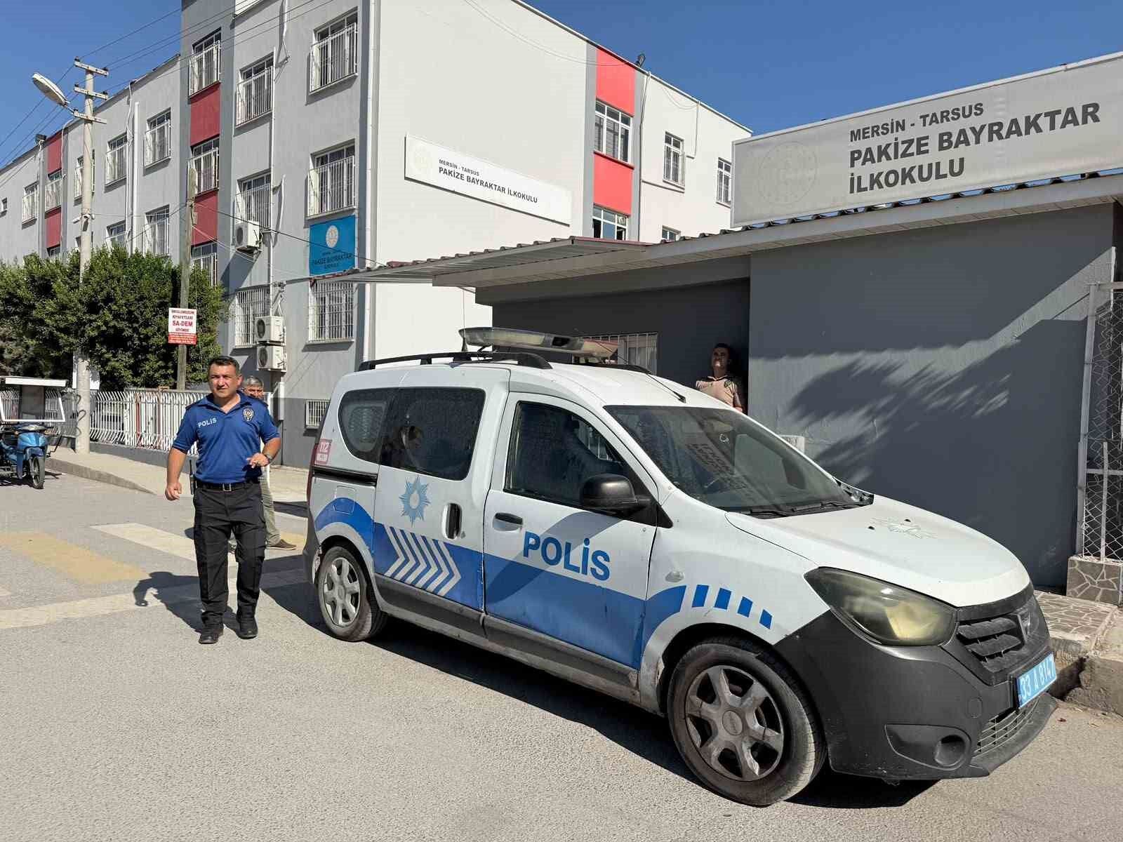 Tarsus'ta 1. sınıf öğrencisinin çantasından tabanca çıktı