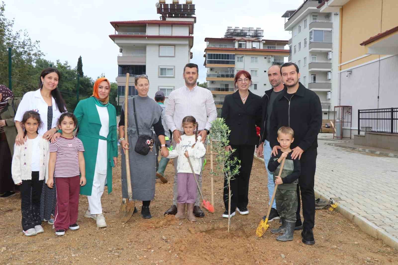 Alanya'da minik eller zeytin fidanlarını toprakla buluşturdu