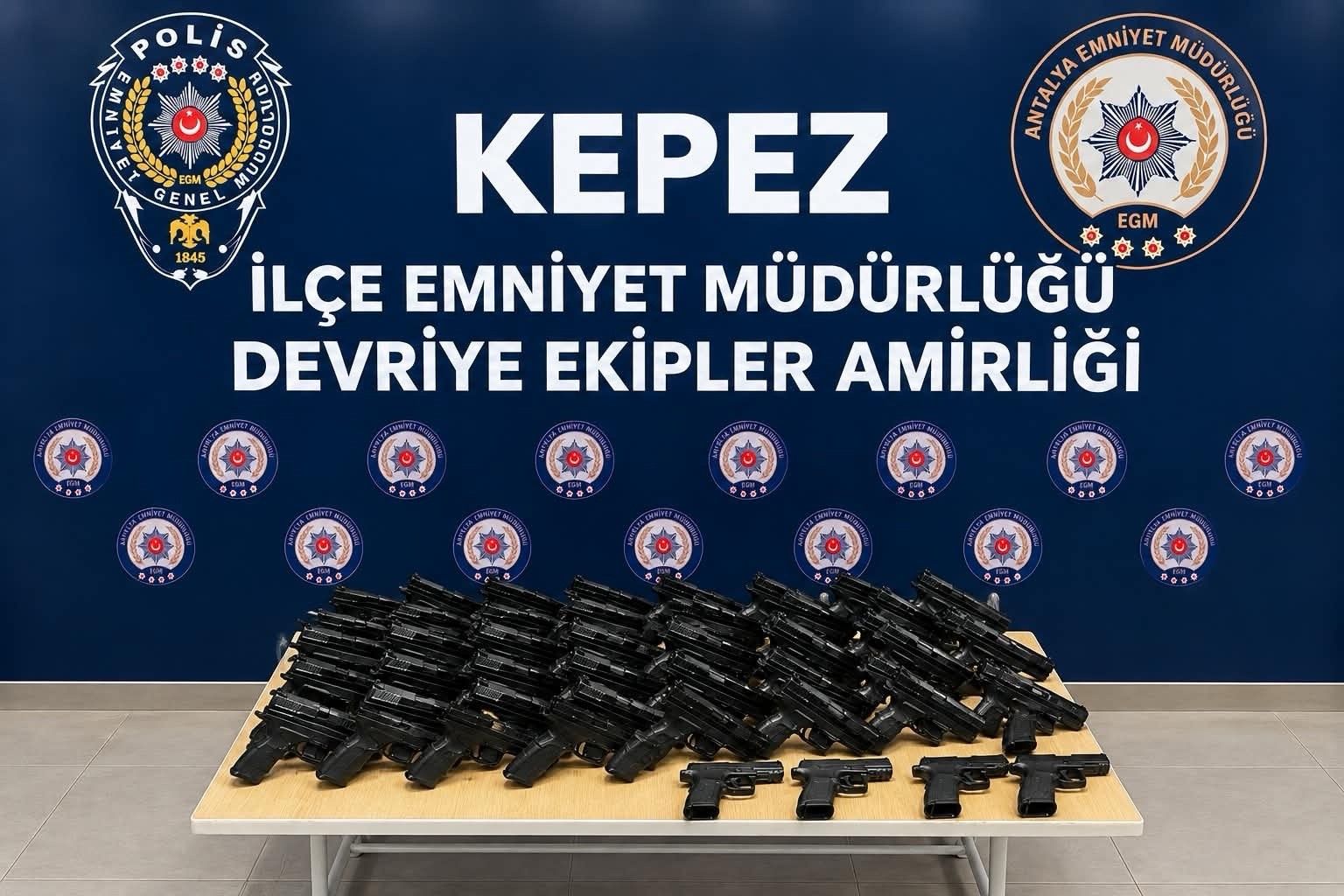 Antalya'da 32 tabanca ve 30 şarjör ele geçirildi