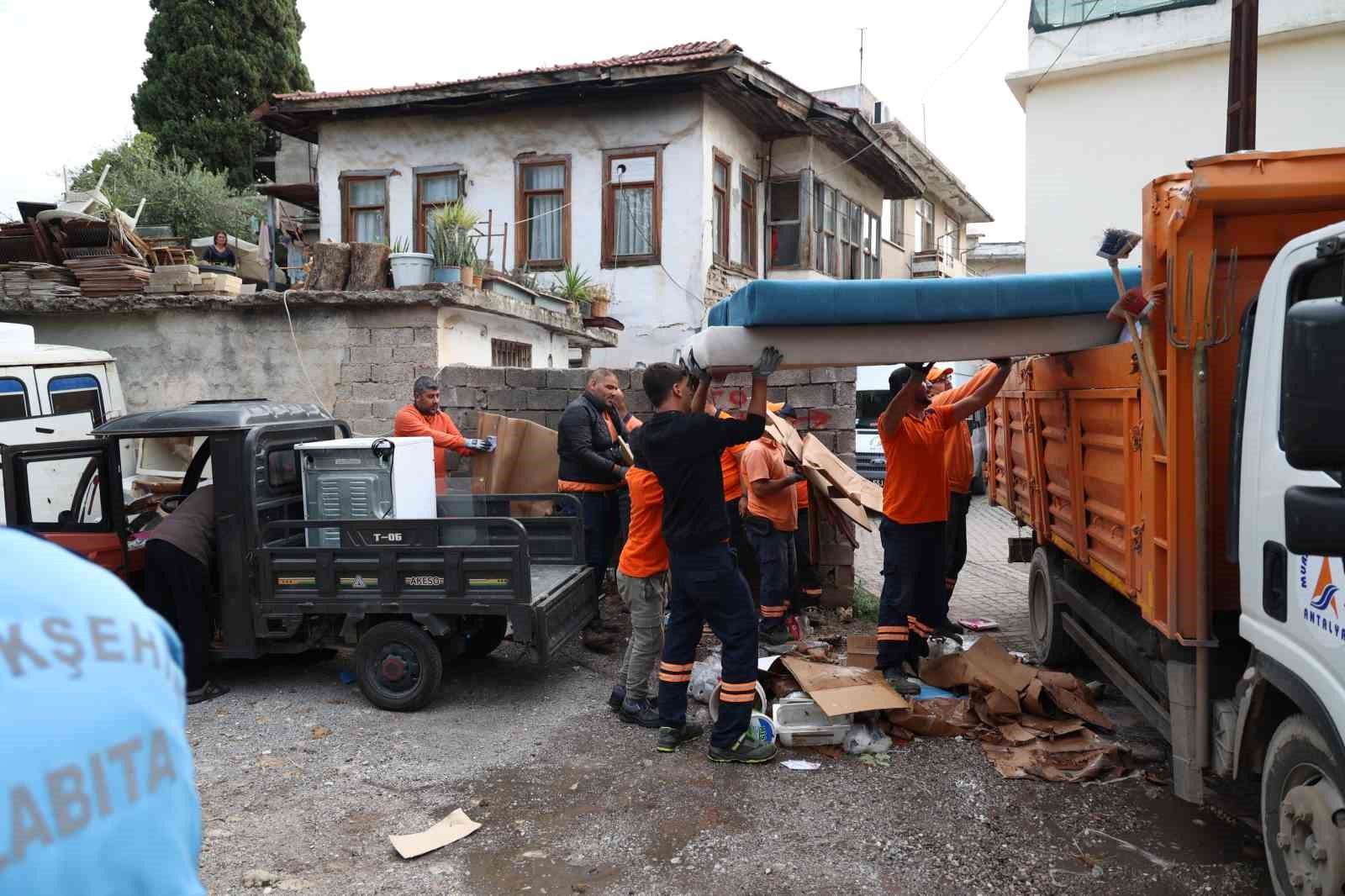 Antalya'da hurda ve atık depolarına operasyon: 15 kamyon atık kaldırıldı