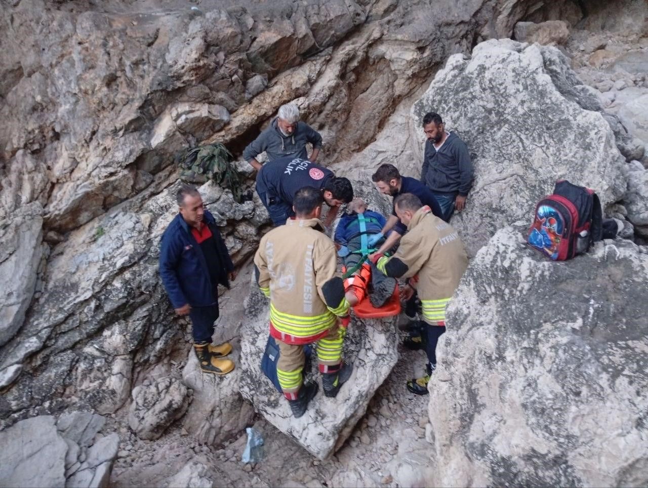 Balık tutmaya giderken kayalıklardan düşen şahıs yaralandı