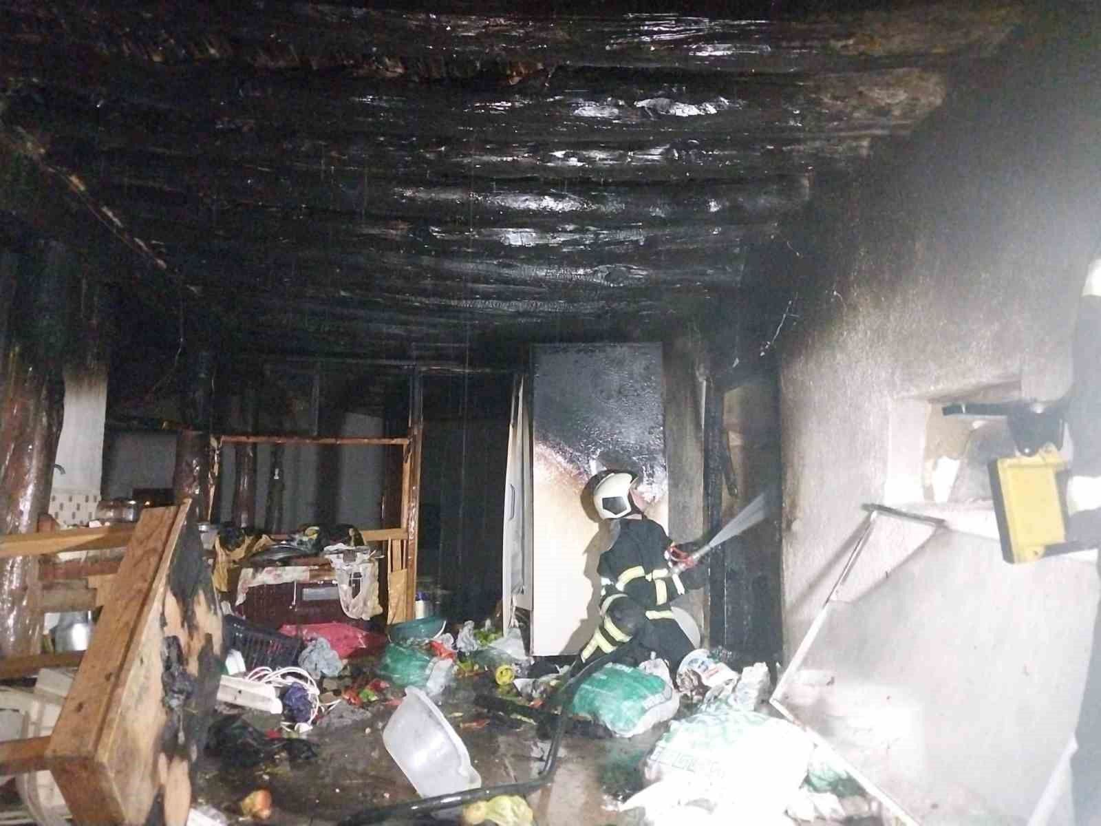 Burdur'da gece yarısı ev yangını
