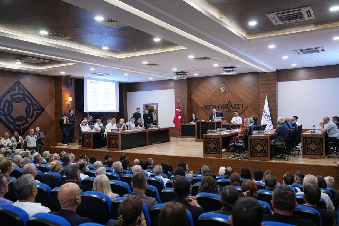 CHP'den istifa eden Konyaaltı Belediye Başkanı Kotan'ın katıldığı meclis toplantısında gerginlik yaşandı