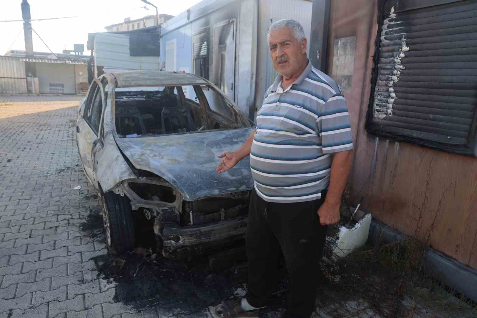 Depremzede vatandaş, camını kaldırım taşıyla kırdıkları otomobilini çalıştırırken yaktıklarını iddia etti