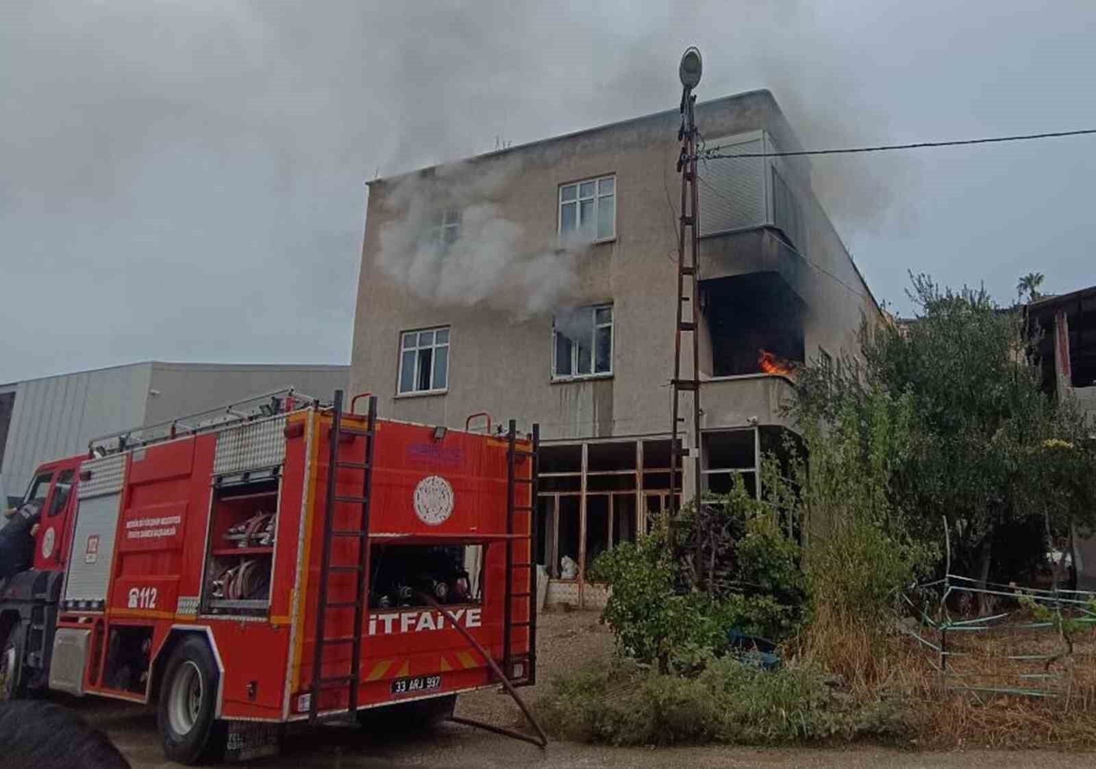 Ev yangınında mahsur kalan kadın kurtarıldı