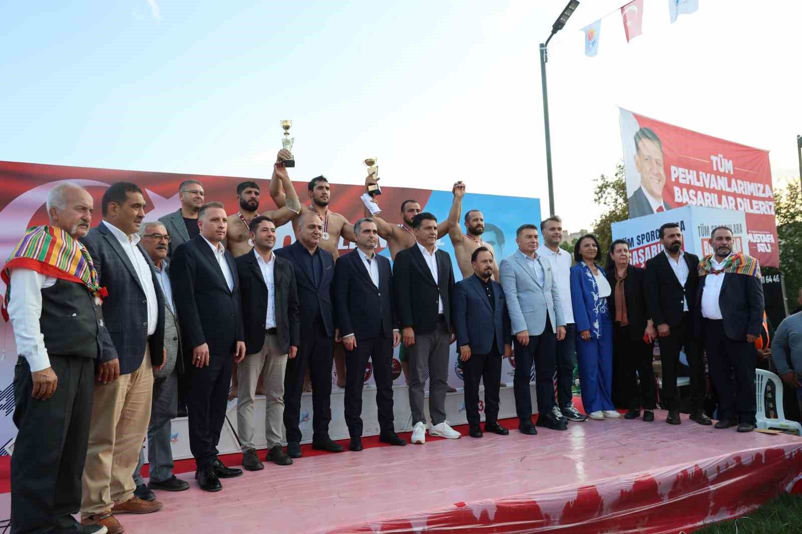 Kozan'da başpehlivan Efe Anıl Al oldu