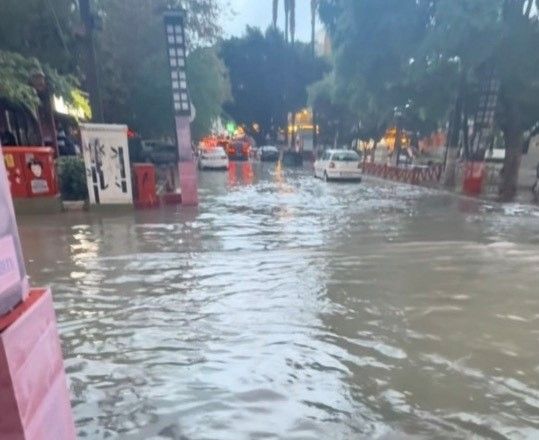 Mersin'de 1 saatlik yağmur taşkına neden oldu