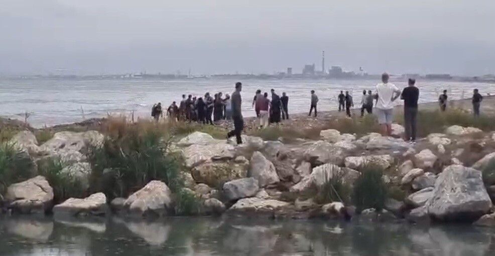 Mersin'de denize giren 3 gençten biri hayatını kaybetti