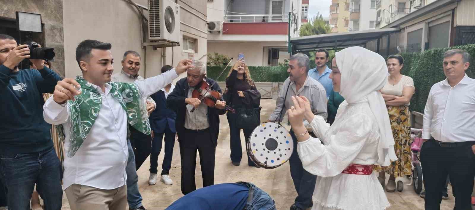 Mersin'de ilginç gelin alma: Damat, vinç sepetiyle 4. kata çıkarak gelini aldı