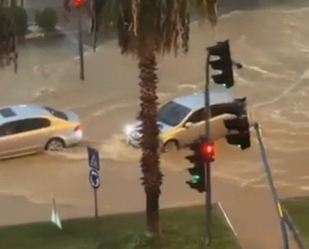 Mersin'de sağanak yağış hayatı olumsuz etkiledi
