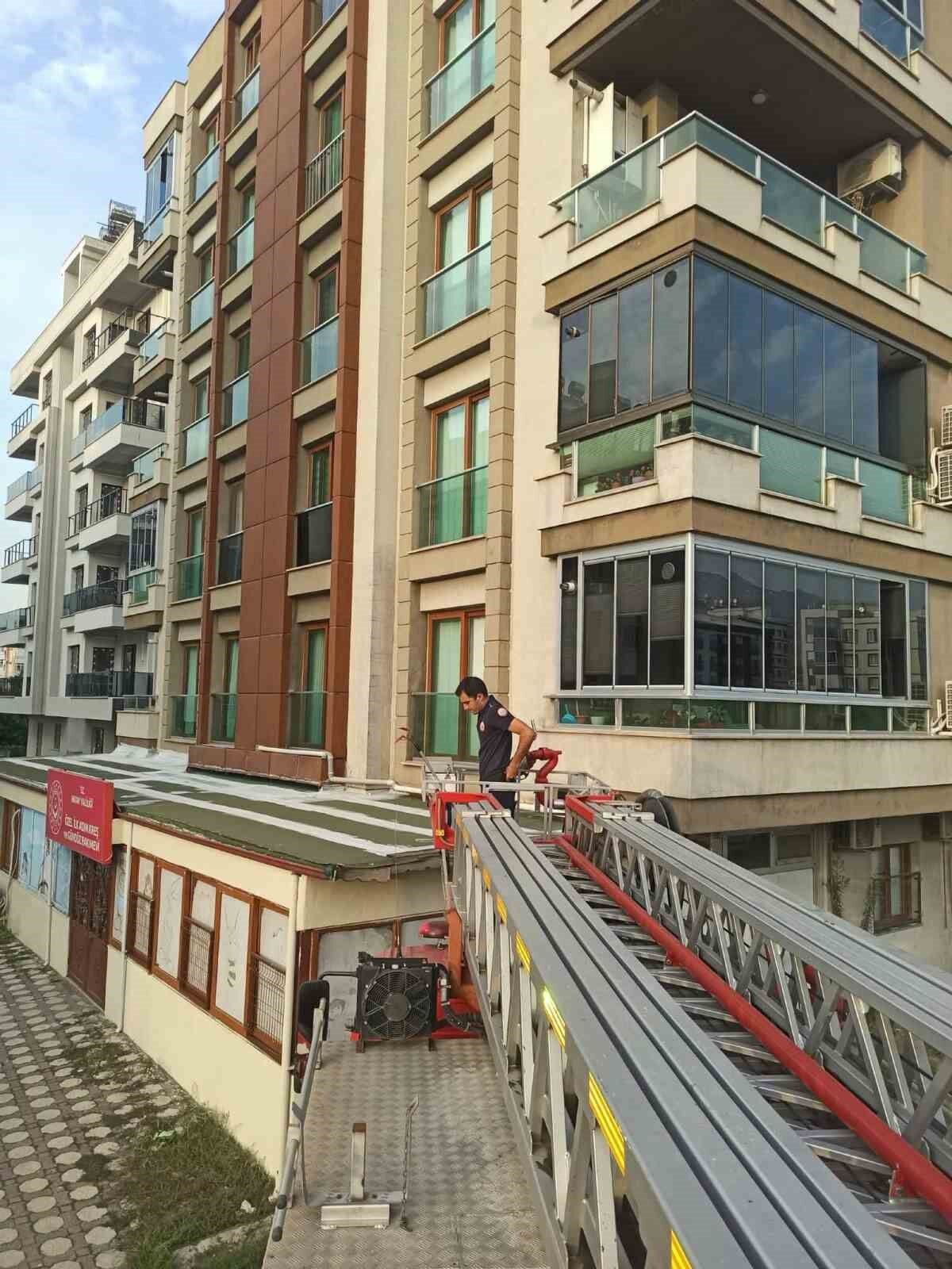 Payas'ta balkon boşluğunda mahsur kalan güvercin kurtarıldı