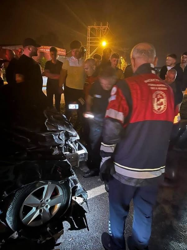 Samandağ'da angusa çarpan otomobilin sürücüsü yaralandı