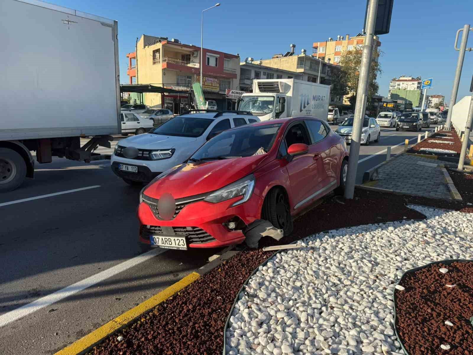 Serik'te iki otomobil çarpıştı: 1 yaralı