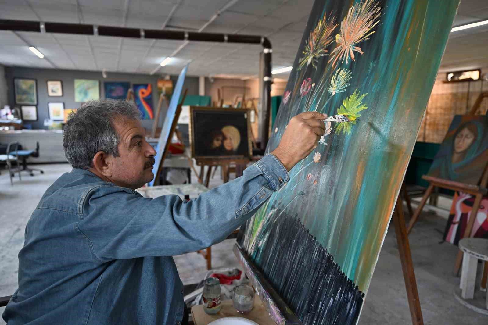 Tarsus'ta esnaf vitrinleri sanat galerisine dönüştü