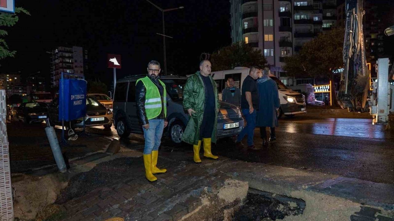 Mersin'de belediye ekipleri taşkın mesaisinde